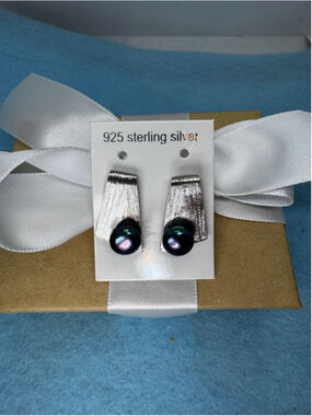 Sterling Silver and Black Pearl Earrings Post
